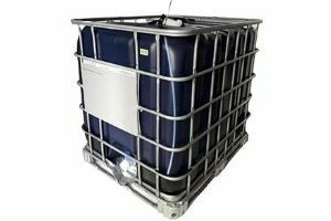 Contenedor de agua con jaula y palet